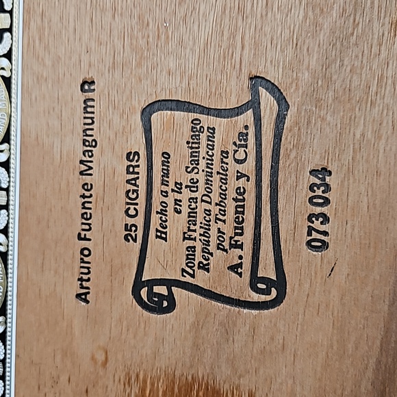 ARTUR0 FUENTE Empty Wooden Cigar Box - Picture 4 of 4